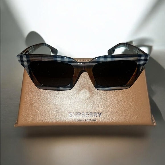 Burberry sunglasses - Picture 5 of 6